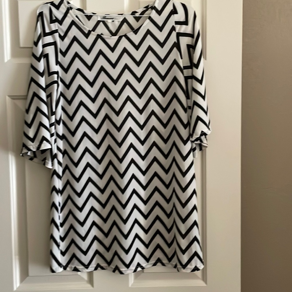 Banana USA Tunic,Sm/Md,black&white chevron stripes,3/4 bell sleeves,gently worn